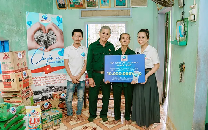 Hình ảnh banner chương trình hoàn trả hàng ngày neo88 với biểu tượng tiền vàng và các trò chơi cá cược trực tuyến